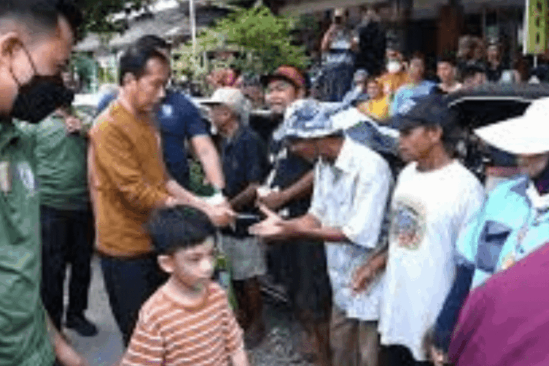 Jokowi Bagikan Sembako di Solo: Aksi Sosial di Terminal Tirtonadi dan Pasar Gede
