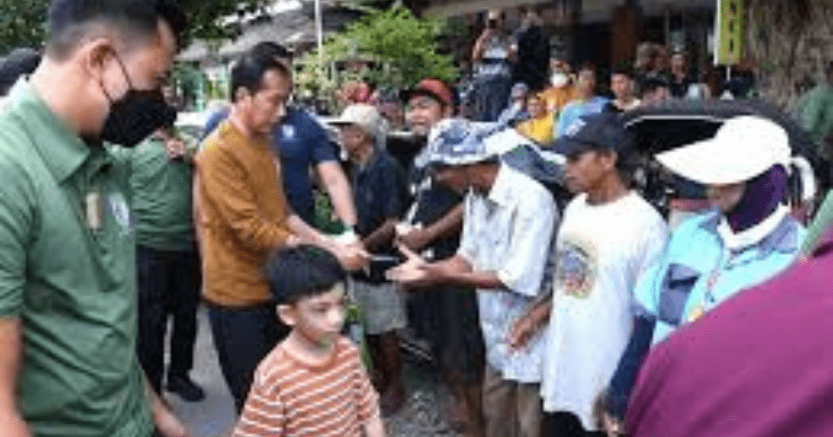 Jokowi Bagikan Sembako di Solo Aksi Sosial di Terminal Tirtonadi dan Pasar Gede
