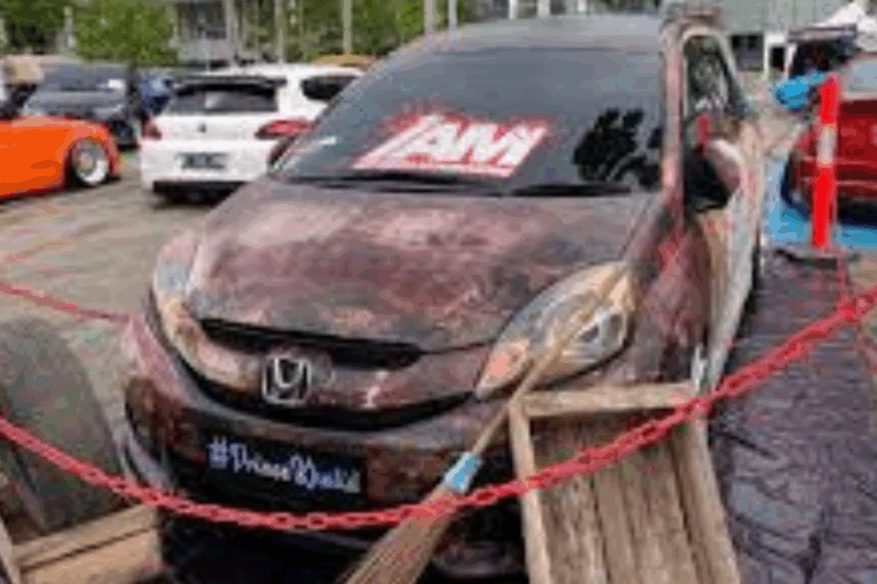 Modifikasi Mobil Karat Unik Bikin Pencuci Mobil Bingung