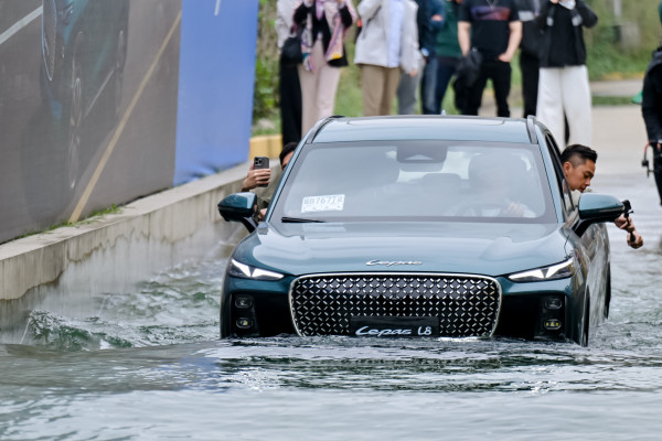 Lepas L8 Lolos Uji Guling 60 Km/Jam: Baja 75%, Tahan Air 600mm!
