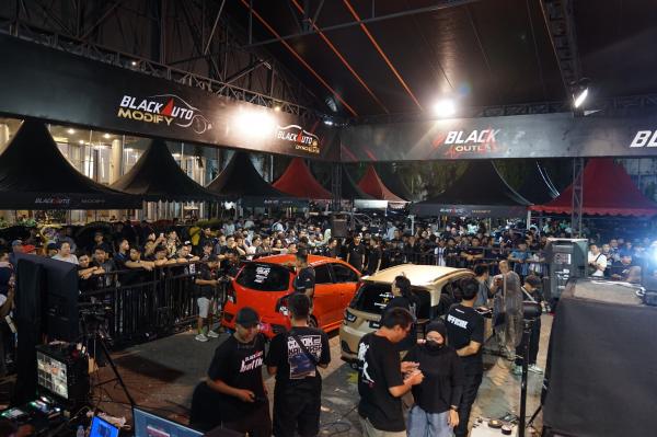Ratusan mobil bersaing di ajang modifikasi BlackAuto Battle 2025 di Kota Surabaya, Jawa Timur, Minggu, 13 September 2025. (Foto: BlackAuto Battle 2025 )