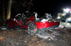 Tragis! Tesla Digugat: Pintu Macet Saat Kebakaran Berujung Maut