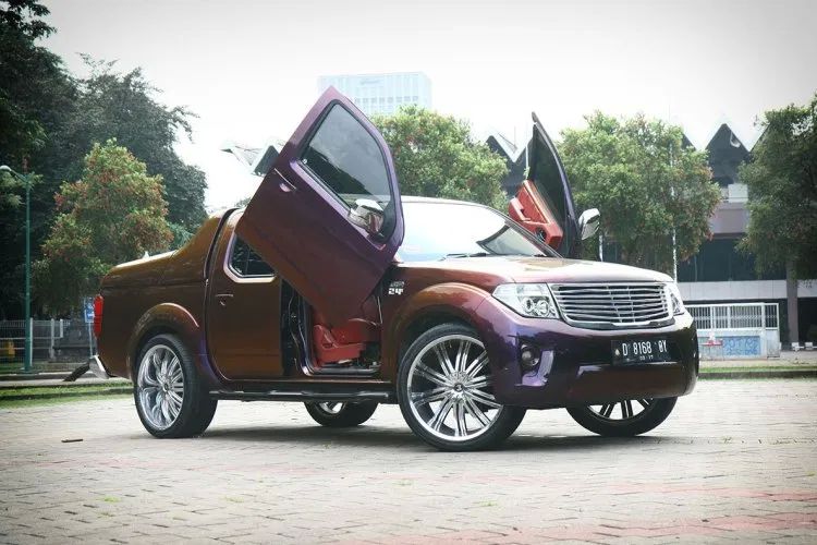 Modifikasi DUB: Eksentrisitas Velg Raksasa dan Kemegahan Audio